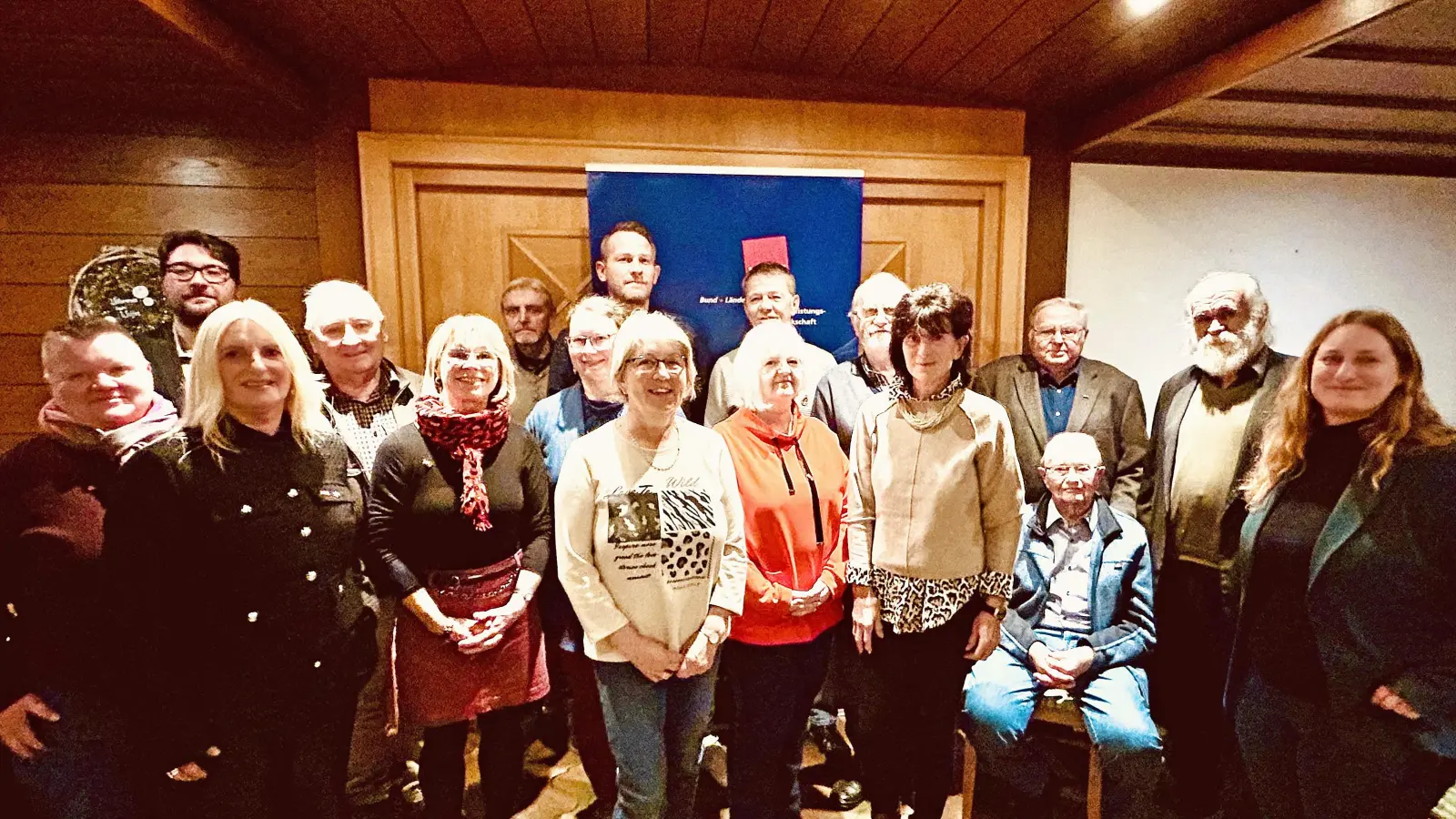 Die geehrten Verdi-Mitglieder bei der Feierstunde des Ortsvereins Sulzbach-Rosenberg mit Gewerkschaftssekretärin Nicole Rufin (links), Verdi-Ortsvereinsvorsitzendem Stefan Dietl (Zweiter von links) und Gewerkschaftssekretärin Kathrin Birner (Bild: Andreas Royer)