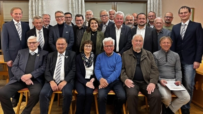 Langjährige Verdienste ehrte der AMC im ADAC bei der Jahreshauptversammlung, zudem gab es bei der Ergänzungswahl viele neue Gesichter.1. Vorsitzender Karlheinz Ach ist stehend links. (Bild: Reinhard Kreuzer )