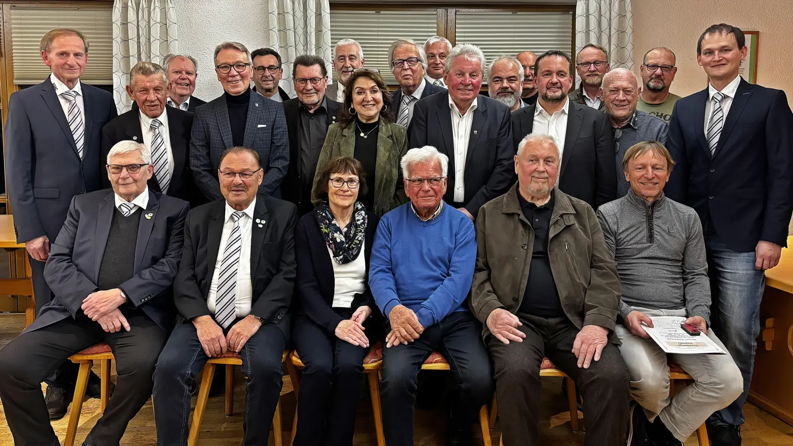 Langjährige Verdienste ehrte der AMC im ADAC bei der Jahreshauptversammlung, zudem gab es bei der Ergänzungswahl viele neue Gesichter.1. Vorsitzender Karlheinz Ach ist stehend links. (Bild: Reinhard Kreuzer )