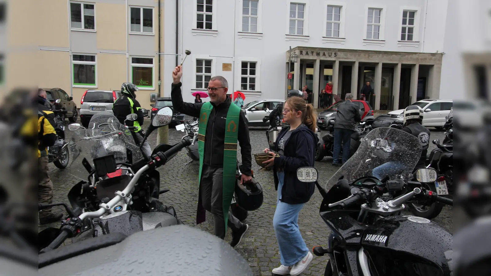 Stadtpfarrer Thomas Vogl wird auch in diesem Jahr nach dem Gottesdienst die anwesenden Motorräder segnen. (Bild: Konrad Rosner)