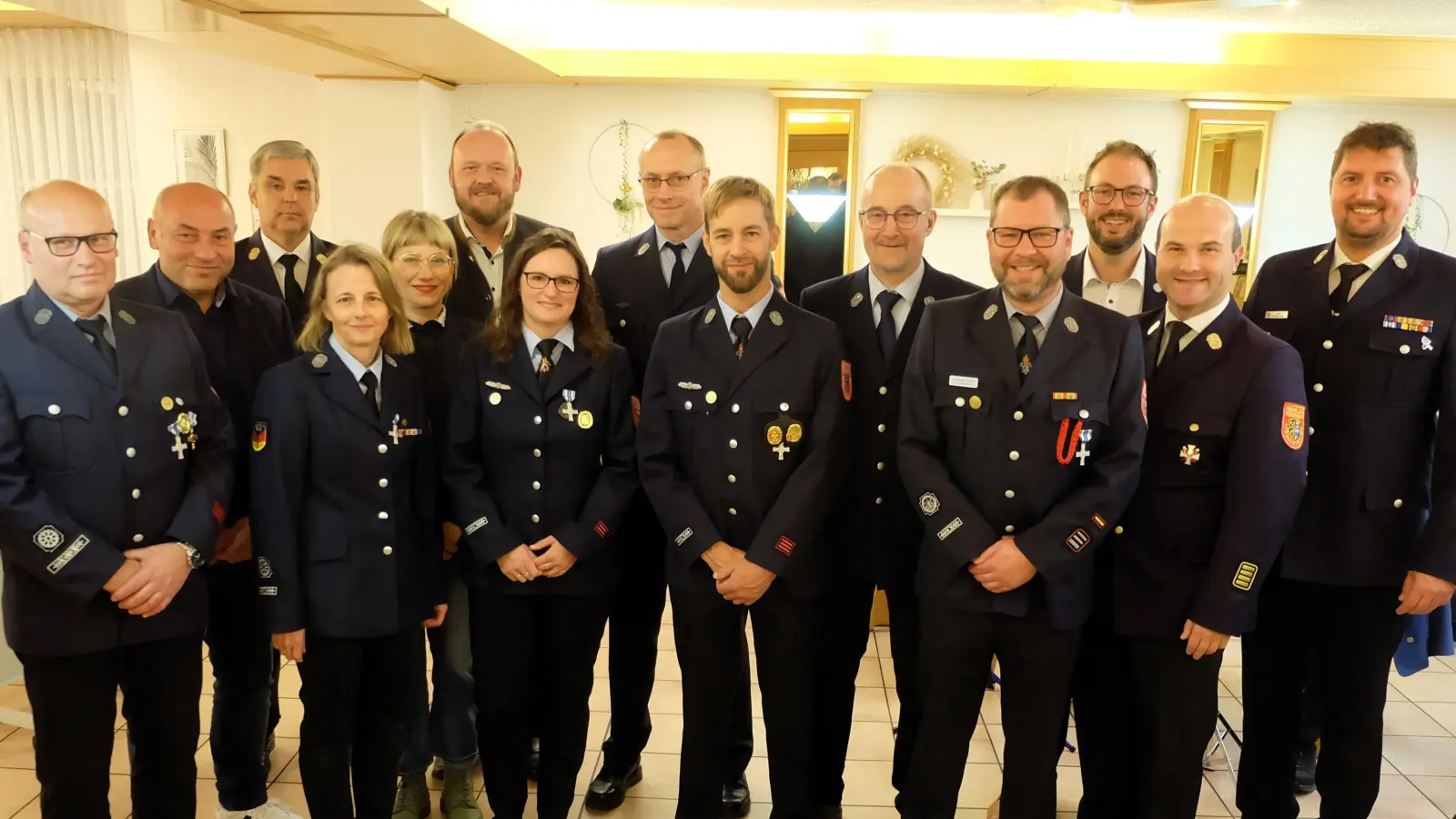 Feuerwehrfrauen und Feuerwehrmänner wurden mit Ehrenabzeichen des Freistaates Bayern dekoriert. (Bild: Sylvia Wallinger)