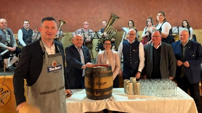 Bild von links: Dominik Sachsenhauser, CSU-OV Georg Götz, MdB Susanne Hierl, Bürgermeister Bernhard Lindner, H.H. Pfarrer Michael Birner, Landrat Richard Reisinger (Bild: Martin Weiß)