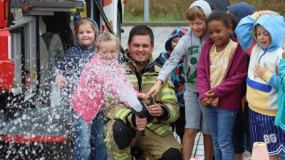 Wasser Marsch! mit der Feuerwehr Vilshofen und ihrem Kommandanten Thomas Appel zusammen mit den Kindergartenkindern von St. Georg Rieden. (Bild: Michael Rabenhofer)