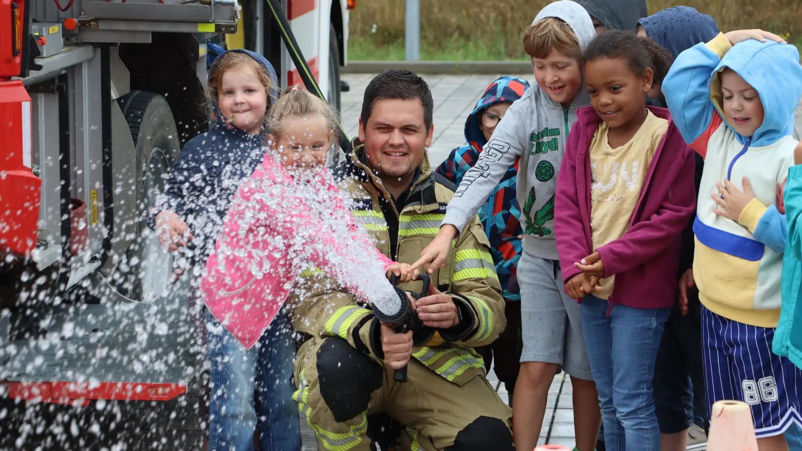 Wasser Marsch! mit der Feuerwehr Vilshofen und ihrem Kommandanten Thomas Appel zusammen mit den Kindergartenkindern von St. Georg Rieden. (Bild: Michael Rabenhofer)