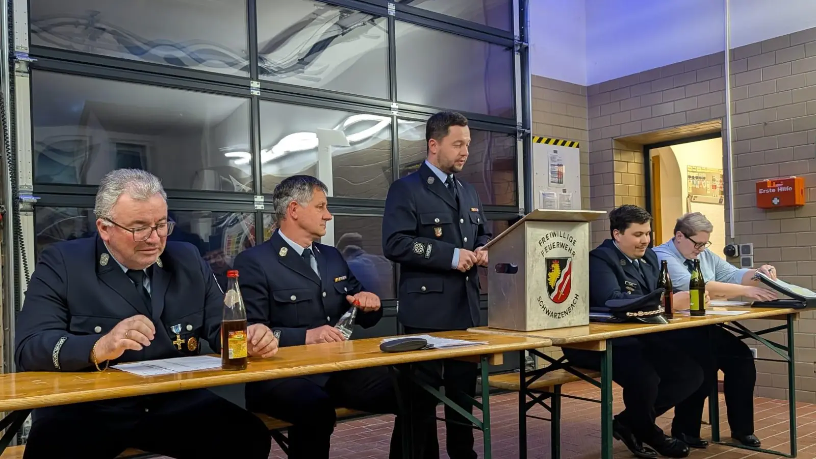 Kassier Erwin Götz, Kommandant Bernd Przetak, Jugendwart Phillip Forster, Schriftführerin Marina Dumler (sitzend v.l.n.r.) folgend Vorsitzenden Markus Pöllath (stehend) bei seinen Ausführungen. (Bild: Thorsten Hallmann)