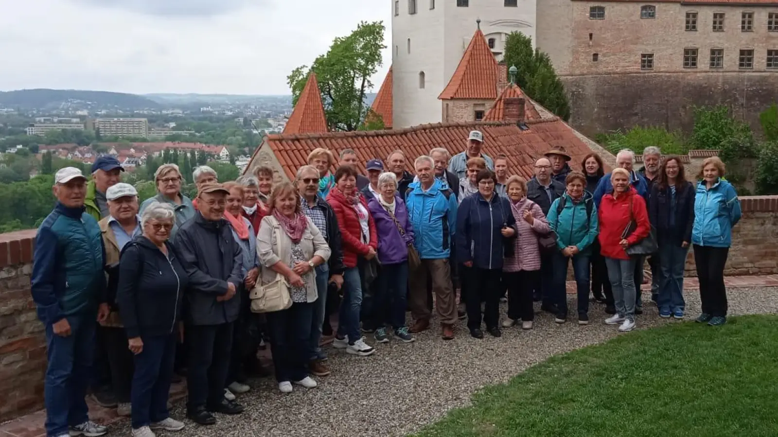Das anliegende Gruppenfoto zeigt die Reisegruppe vor der Burg Trausnitz in Landshut  (Bild: Andrea Schraml )