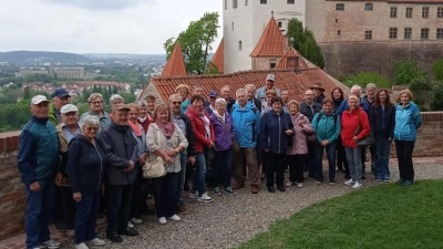 Das anliegende Gruppenfoto zeigt die Reisegruppe vor der Burg Trausnitz in Landshut  (Bild: Andrea Schraml )