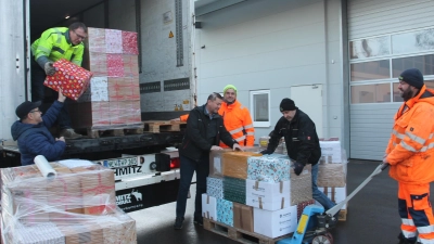 Verladung der Pakete für den Transport nach Rumänien (Bild: Maria Herrmann-Preßl)