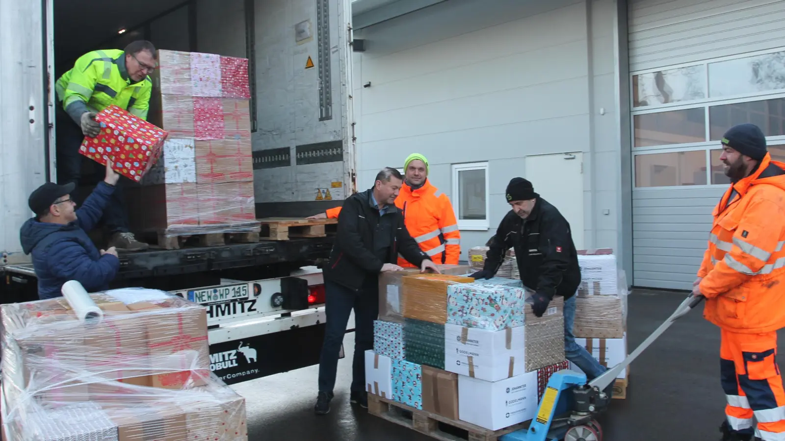 Verladung der Pakete für den Transport nach Rumänien (Bild: Maria Herrmann-Preßl)