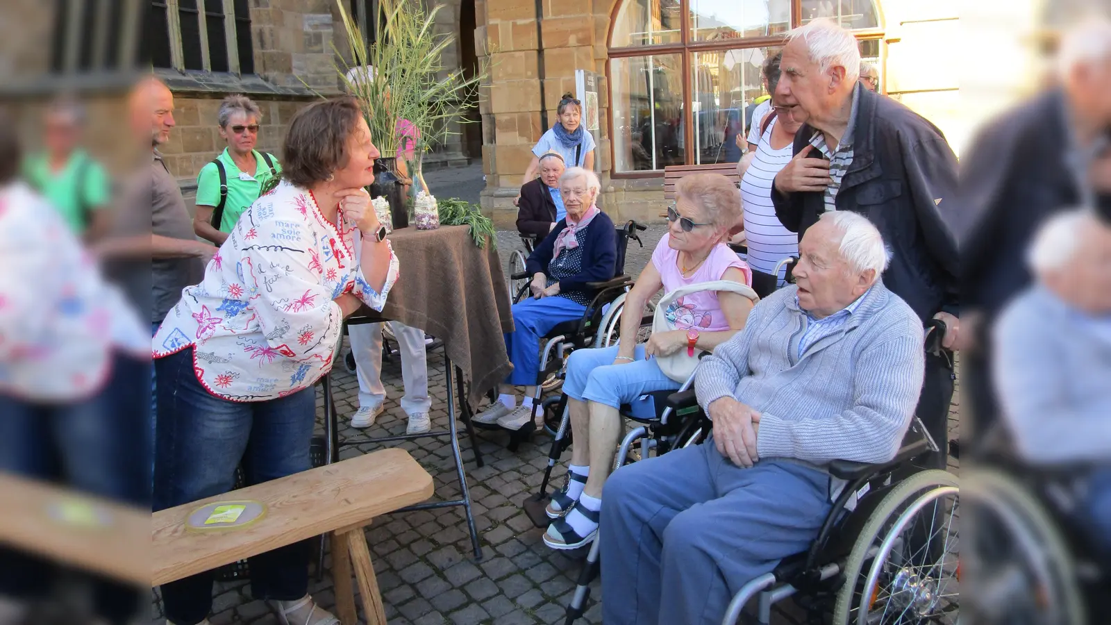 Am Bauernmarkt waren zahlreiche Sinneseindrücke für die Marienheimbewohner/innen geboten. (Bild: Daniela Donhauser)