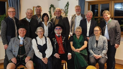 1. Vorstand Wolfgang Gmeiner(sitzend links) führte durch die JHV und begrüßte auch Christa und Willi Binner, Birgit Guß, Hildegard Ziegler, Reinhold Wildenauer, Alois Lukas, Hans - Jürgen Gmeiner, Karin Vierling, Wolfgang Pausch, Heiner Vierling, Hans Forster und Dr. Benjamin Zeitler  (Bild: Lisa Gmeiner)