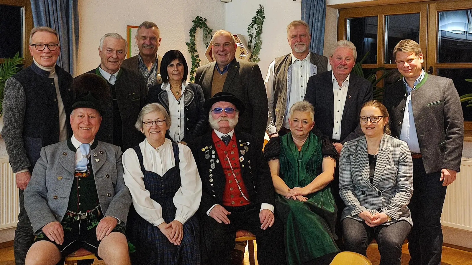 1. Vorstand Wolfgang Gmeiner(sitzend links) führte durch die JHV und begrüßte auch Christa und Willi Binner, Birgit Guß, Hildegard Ziegler, Reinhold Wildenauer, Alois Lukas, Hans - Jürgen Gmeiner, Karin Vierling, Wolfgang Pausch, Heiner Vierling, Hans Forster und Dr. Benjamin Zeitler  (Bild: Lisa Gmeiner)