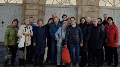 Seniorinnen und Senioren verbrachten einen ganzen Tag in Bayreuth. Zwei Reiseleiter der Nachbarschaftshilfe Ursensollen begleiteten den vollbesetzten Bus. (Bild: Christa Suttner)