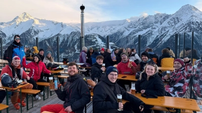 Ein Teil der großen Gruppe beim Ausklang des zweiten Skitags am Penken (Bild: Felix Sommerer)