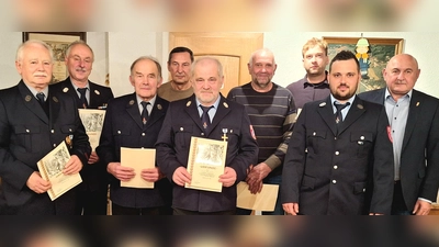 Von links: Georg Wagner, Manfred Richter, Hans Wendl, Harald Fröhlich, Franz Wisneth, Alfons Weiß, Andreas Dotzler, 2. Vorstand Andreas Wisneth, 2. Bürgermeister Georg Götz. (Bild: Tanja Götz)