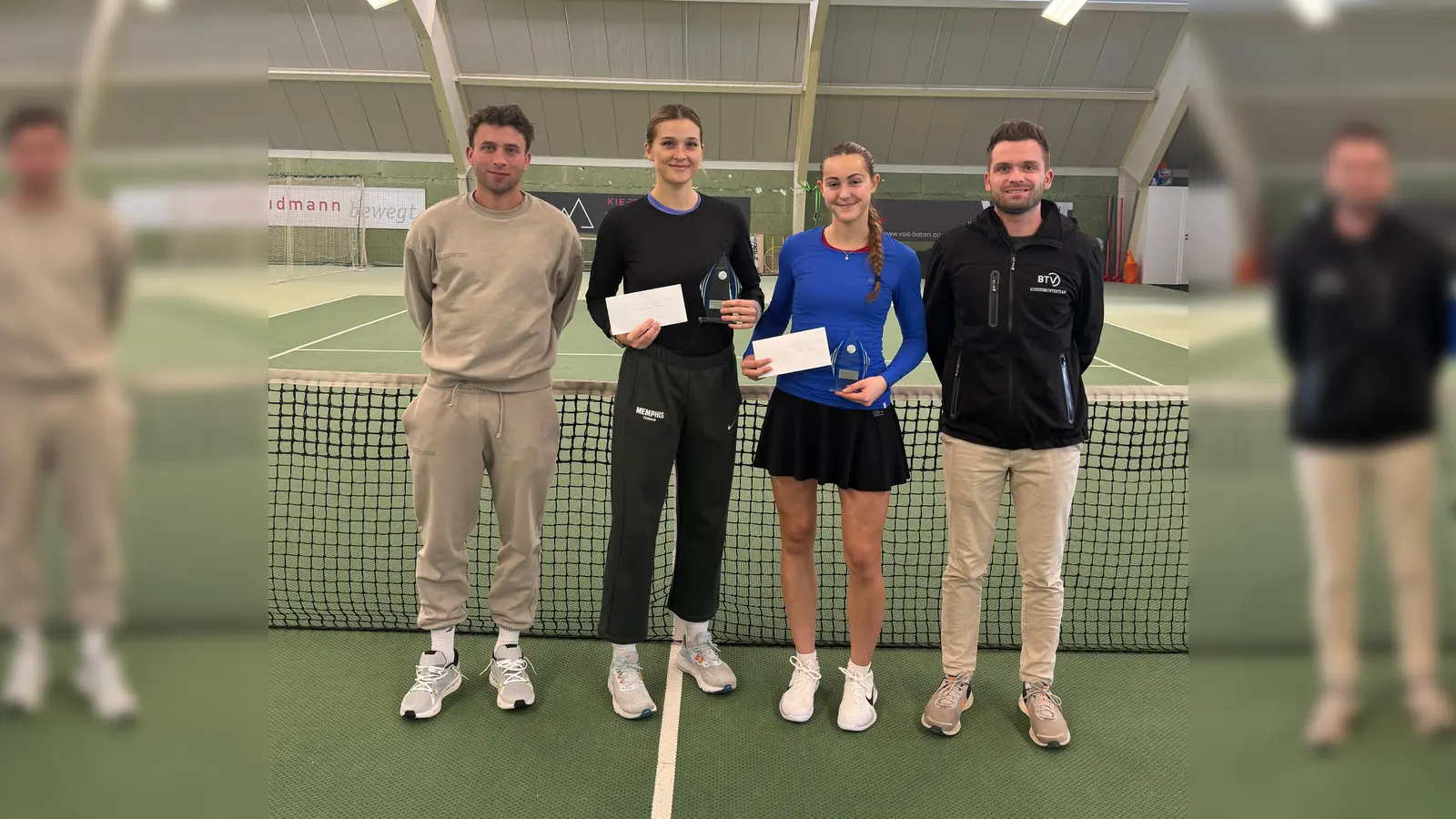 (Auf dem Foto zu sehen sind von links nach rechts Turnierleiter Alexander Grau, Alyssa Richter, Rebeka Svabikova und Oberschiedsrichter Jannik Hierl.)<br> (Bild: Sabine Henn)