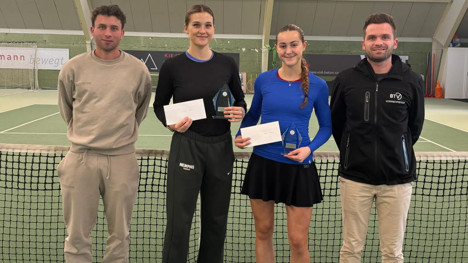 (Auf dem Foto zu sehen sind von links nach rechts Turnierleiter Alexander Grau, Alyssa Richter, Rebeka Svabikova und Oberschiedsrichter Jannik Hierl.) (Bild: Sabine Henn)