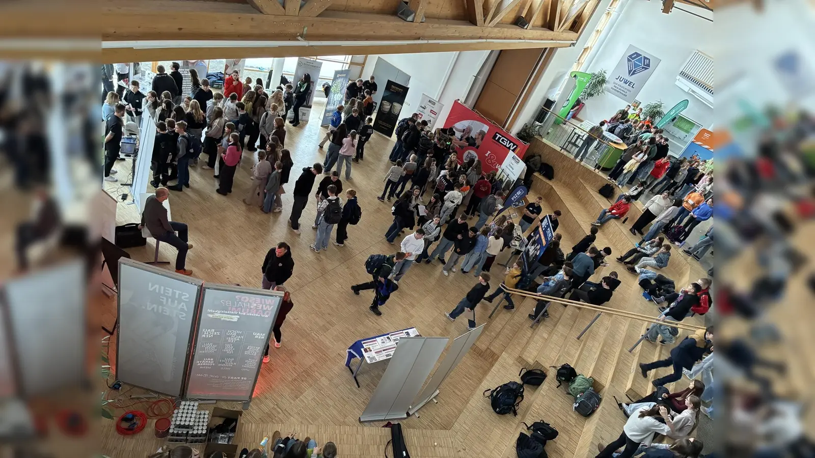 Die Ausbildungsmesse fand in der Aula der Schule statt. (Bild: Kathrin Frey)