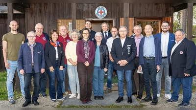 Die geehrten Mitglieder der Wasserwacht Wiesau mit 1. Vorstand Jürgen Lober (5.v.r.), BRK Kreisgeschäftsführer Sven Lehner (2.v.r.) und Vorsitzendem des BRK Wiesau Robert Wolfrum (1.v.r.). (Bild: Matthias Kunz)
