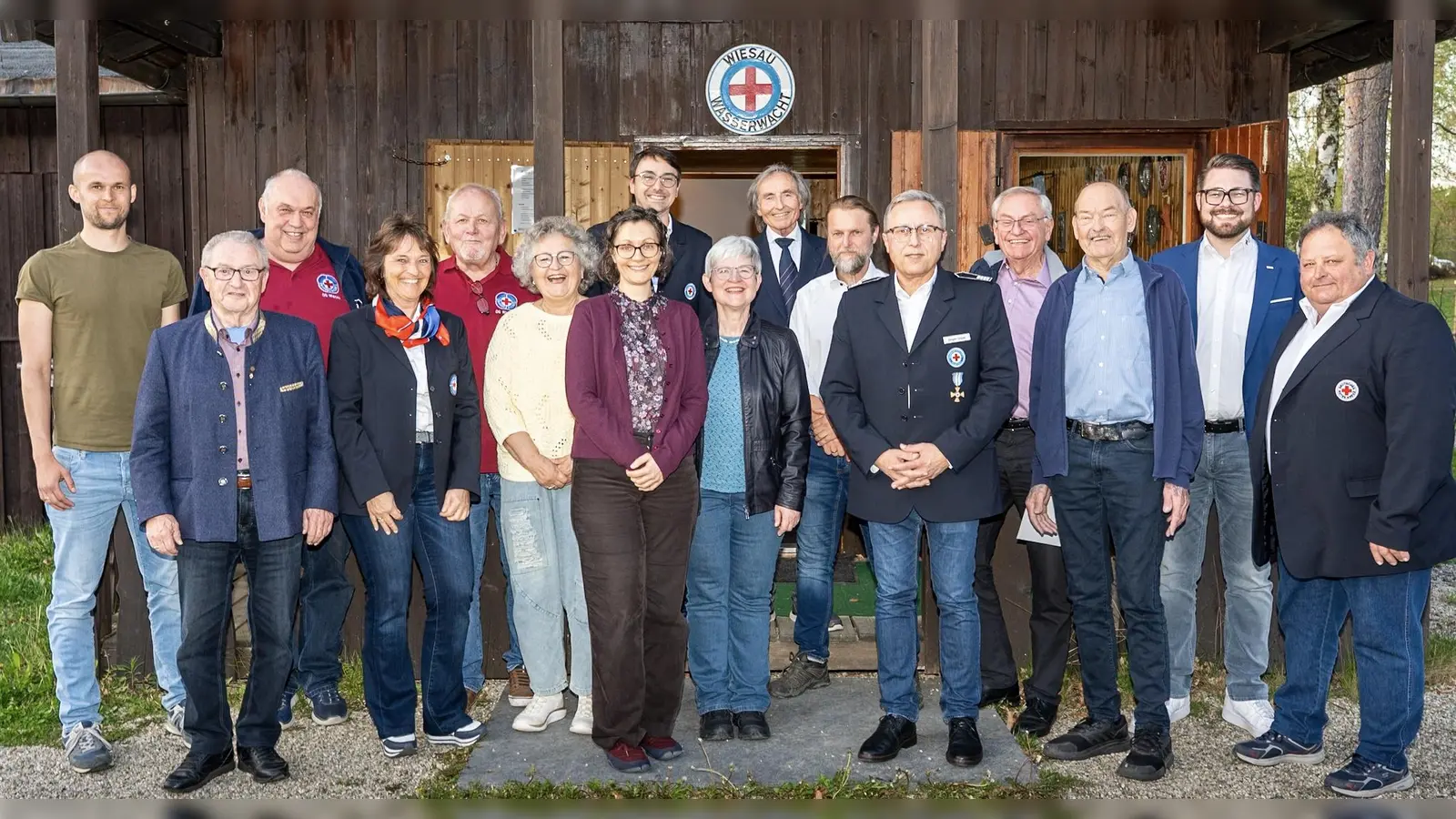 Die geehrten Mitglieder der Wasserwacht Wiesau mit 1. Vorstand Jürgen Lober (5.v.r.), BRK Kreisgeschäftsführer Sven Lehner (2.v.r.) und Vorsitzendem des BRK Wiesau Robert Wolfrum (1.v.r.). (Bild: Matthias Kunz)