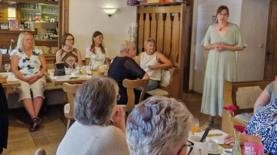 Franziska Jäger, zertifizierte Kräuterführerin bei ihrem Vortrag. (Bild: Andrea Schwägerl)