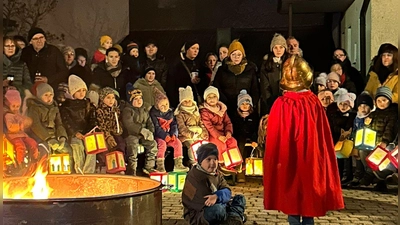 Die Legende von St. Martin - teilen, helfen und Gutes tun - stellten Kinder beim Martinszug des Pressather Kindergartens nach. (Bild: Rudi Fuchs)