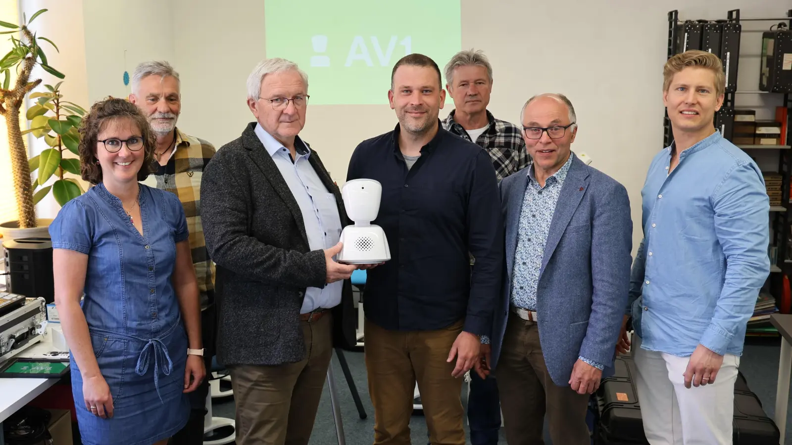 (von links): Melanie Kaiser, Franz Simmerl, Prof. Dr. Karl-Heinz Dietl, Fabian Liedl, Max Magerer, stv. Landrat Albert Nickl, Florian Groche (Bild: Marcel Weidner)