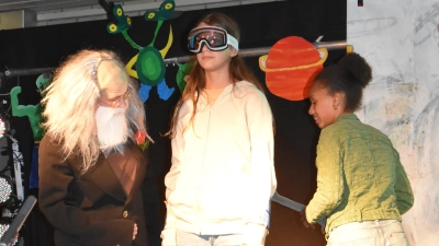 Professor Schnürsenkel, seine Assistentin und die Spezial-Suchmaschine SM 3000. (Bild: Kathrin Hennig)