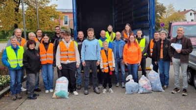Die Mitglieder der Kolpingsfamilie bei der Altkleidersammlung am vergangenen Samstag (Bild: Wolfgang Lobinger)