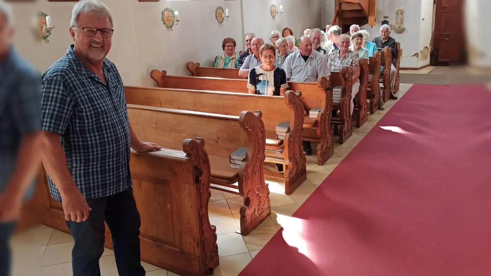 „Hammerwirt” Johann Maurer führte die Gruppe durch seine Kirche. (Bild: Maria Zangl)