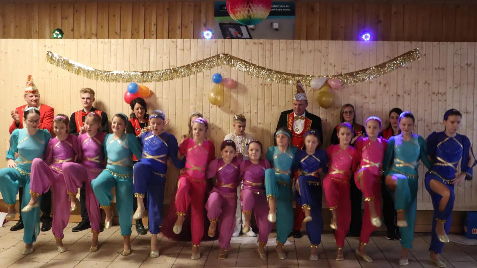 Die Kindergarde der Narrhalla Rot-Weiß-Gold Rieden begeisterte mit ihrem Showtanz „Juwelen des Orients”. (Bild: Michael Rabenhofer)