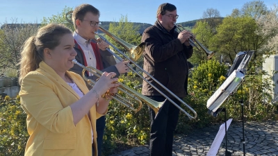 Der Posaunenchor brachte wie seit Jahrzehnten am Ostermorgen die Botschaft der Auferstehung über die Gräber (Bild: Elfriede Weiß)