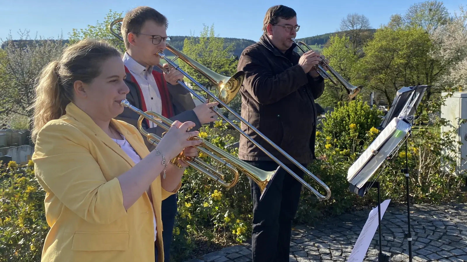 Der Posaunenchor brachte wie seit Jahrzehnten am Ostermorgen die Botschaft der Auferstehung über die Gräber (Bild: Elfriede Weiß)