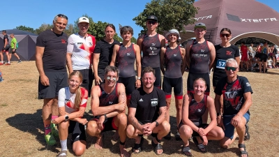 Die erfolgreichen TV Triathleten des TV Burglengenfeld bei den Deutschen Meisterschaften im Crosstriathlon mit Coach Franz Pretzl (rechts unten ) (Bild: Franz Pretzl)
