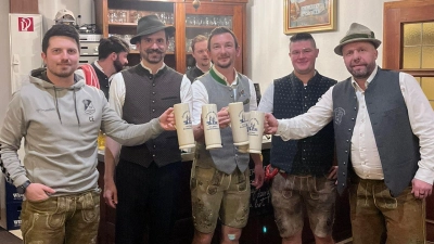 Vereinsvorstände SV Köfering, Barnabas Florian Gröninger, Braumeister und Vorsitzender Josef Vogl eröffnen das Bockbierfest 2026 (Bild: Josef Vogl)