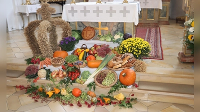 Der Altar in der Pfarrkirche Mariä Himmelfahrt war reich geschmückt. (Bild: Michael Rabenhofer)