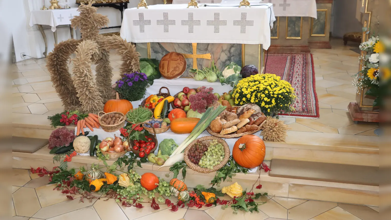 Der Altar in der Pfarrkirche Mariä Himmelfahrt war reich geschmückt. (Bild: Michael Rabenhofer)