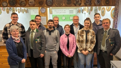 Neue Vorstandschaft: Vorne: Robert Heller, Simone Dirmeier, Ines Breu, Peter Heller, Dominik Meier, Brigitte Reiml (von rechts) Hinten: Christoph Armer, Siegfried Breu, Albert Armer, Simon Armer, Thomas Armer (von rechts). (Bild: Georg Rieger)