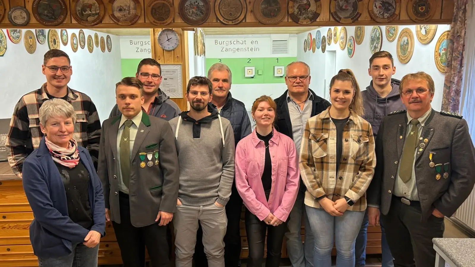 Neue Vorstandschaft: Vorne: Robert Heller, Simone Dirmeier, Ines Breu, Peter Heller, Dominik Meier, Brigitte Reiml (von rechts) Hinten: Christoph Armer, Siegfried Breu, Albert Armer, Simon Armer, Thomas Armer (von rechts). (Bild: Georg Rieger)