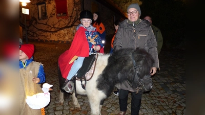 Der Heilige Martin (Lina) auf „Apatsch“, führte mit Pferdebesitzerin Sabine Gruber den Zug an (Bild: Sieglinde Schärtl)