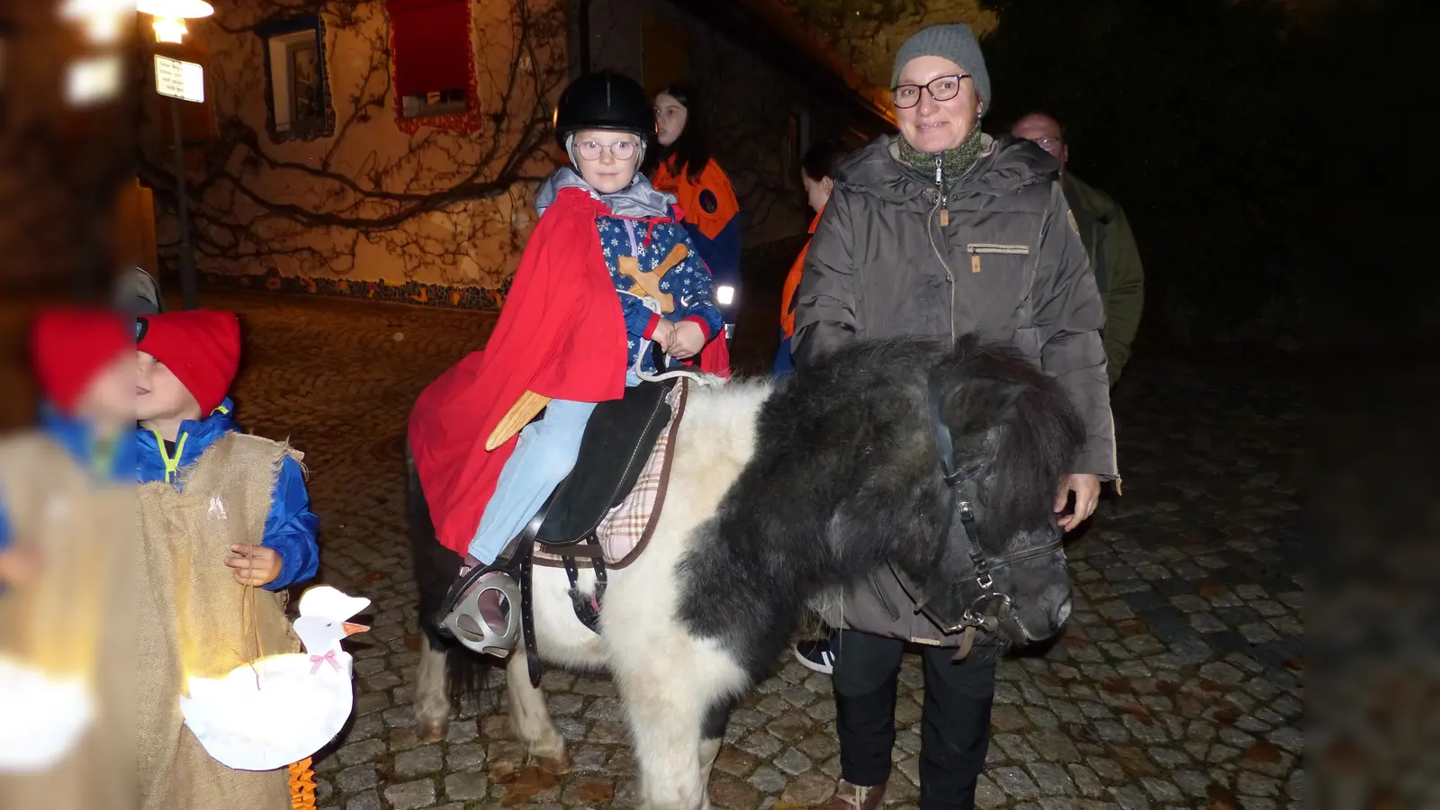 Der Heilige Martin (Lina) auf „Apatsch“, führte mit Pferdebesitzerin Sabine Gruber den Zug an (Bild: Sieglinde Schärtl)