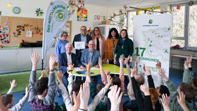 Die Kinder freuen sich auf ihr Projekt. Mit dabei bei der Förderschildübergabe: (sitzend von links) Bürgermeister Peter König, Rektor Alexander Köstler, (stehend von links) Eva Gibhardt (Öko-Modellregion), Amtschef Kurt Hillinger, Manuela Hecht (OGTS), stellv. Schulleitung Jessica Plannerer, Elisabeth Waldeck (Öko-Modellregion) (Bild: Mia Frank)