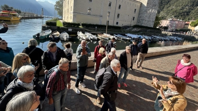 Ein Ausflug der IG „Freunde Südtirols” führte auch ins Trentino nach Riva an den Gardasee, wo die Berührungspunkte von alpenländischer und mediterraner Kultur bei einer Stadtführung ein Thema waren. (Bild: Andreas Royer )