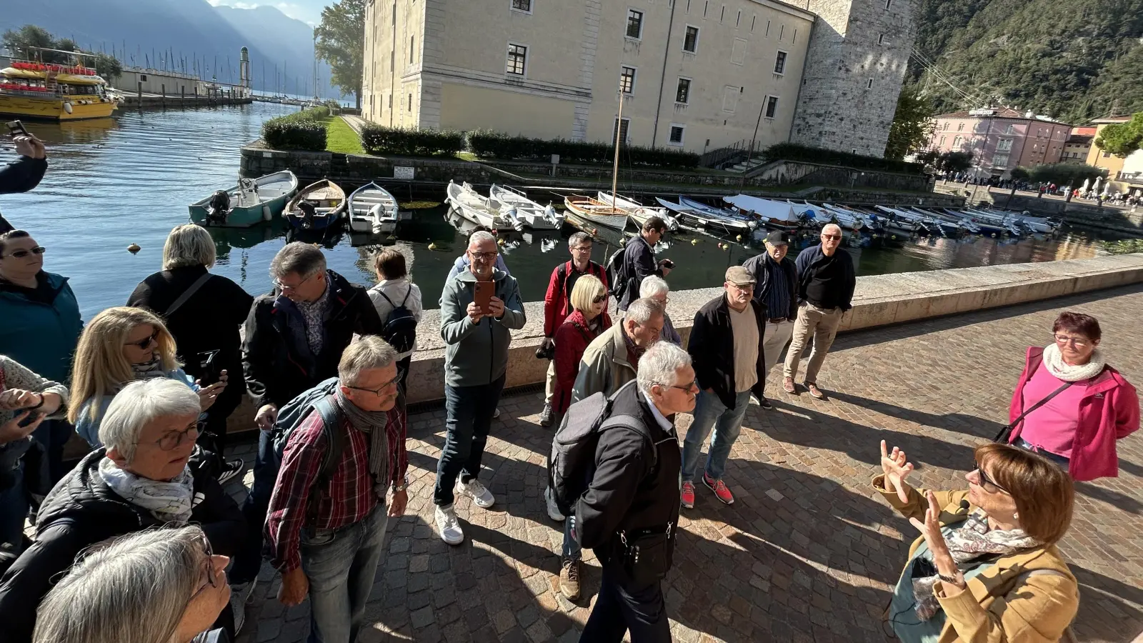 Ein Ausflug der IG „Freunde Südtirols” führte auch ins Trentino nach Riva an den Gardasee, wo die Berührungspunkte von alpenländischer und mediterraner Kultur bei einer Stadtführung ein Thema waren. (Bild: Andreas Royer )