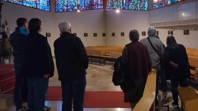 Die Glasfenster beeindruckten die Gäste besonders.  (Bild: Martina Zanner)