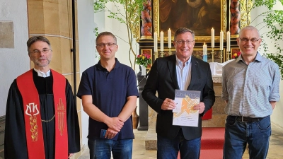Feierstunde für den Posaunenchor: v.l. Pfarrer Andreas Ruhs; Markus Schieder; Günther Sparrer und Hubert Grill. (Bild: Annette Punzmann)
