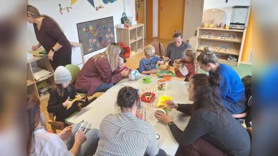 Die Eltern basteln die Laternen für ihre Kinder (Bild: Veronika Janda (kita.moosbach@bistum-regensburg.de))