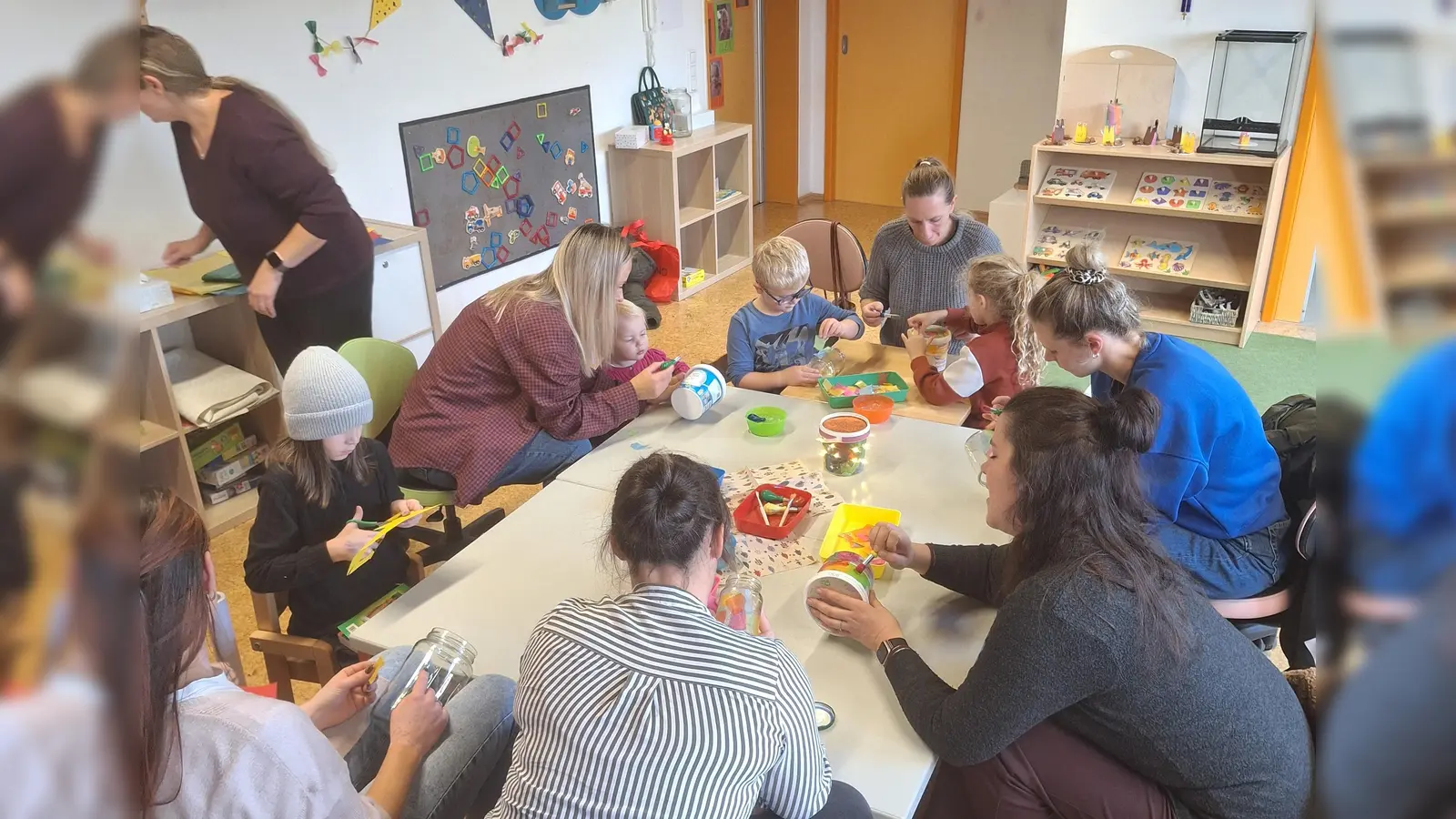 Die Eltern basteln die Laternen für ihre Kinder (Bild: Veronika Janda (kita.moosbach@bistum-regensburg.de))