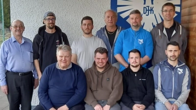 Bild zeigt die neue Vorstandschaft der DJK: v.v.li. Manfred Vetter, Christopher Herrmann, Lukas Schenkl, Sebastian Bader hi.v.li. Egid Kellner, Andreas Fachtan, Lukas Schreyer, Robert Söllner, Matthias Küffner, Tobias Göhl (Bild: Josef Söllner)