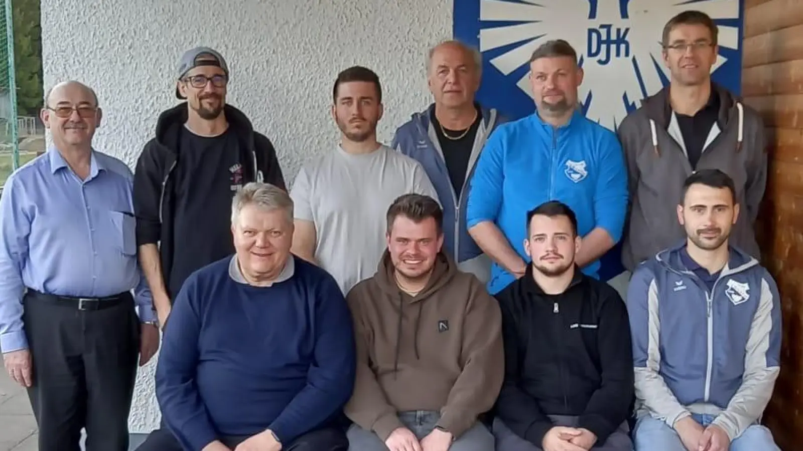 Bild zeigt die neue Vorstandschaft der DJK: v.v.li. Manfred Vetter, Christopher Herrmann, Lukas Schenkl, Sebastian Bader hi.v.li. Egid Kellner, Andreas Fachtan, Lukas Schreyer, Robert Söllner, Matthias Küffner, Tobias Göhl (Bild: Josef Söllner)